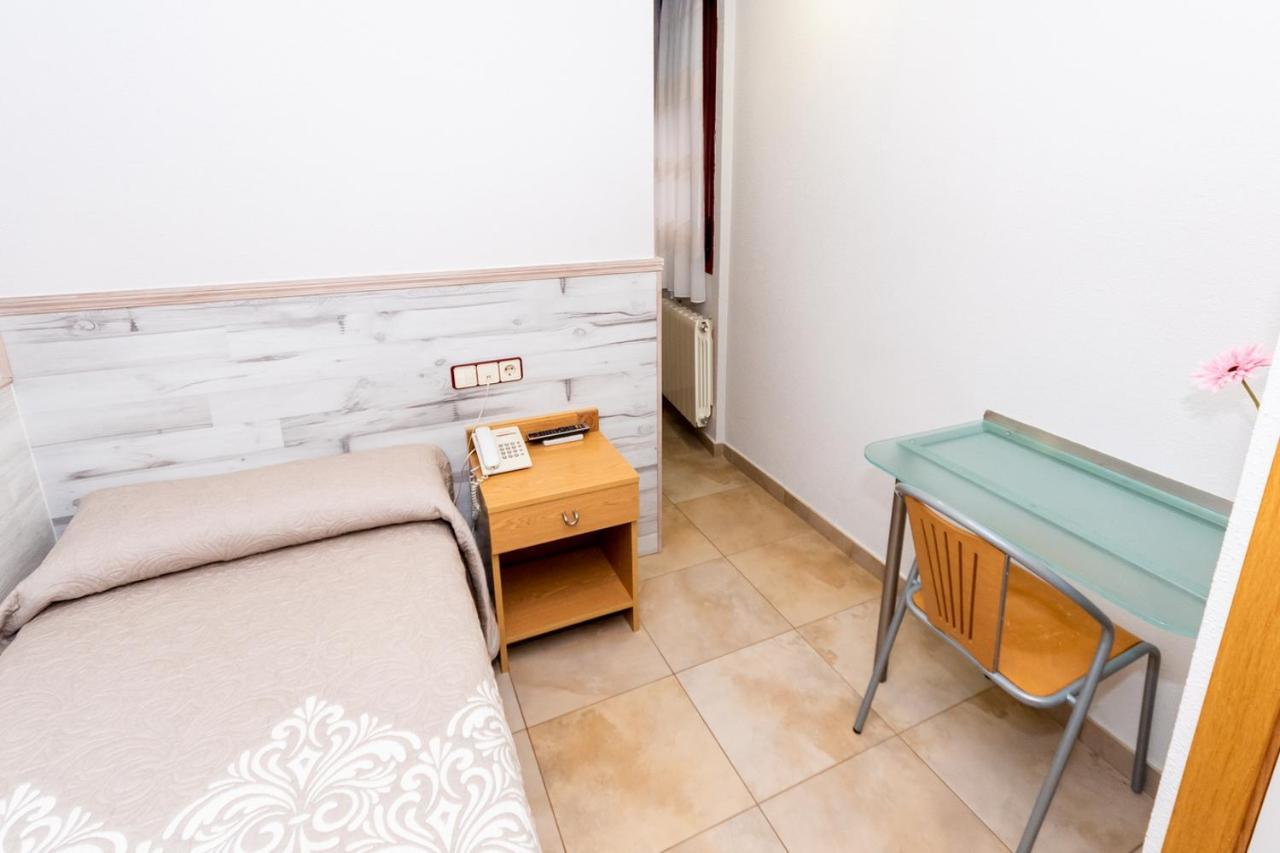 Hostal Viky Madrid Exteriör bild