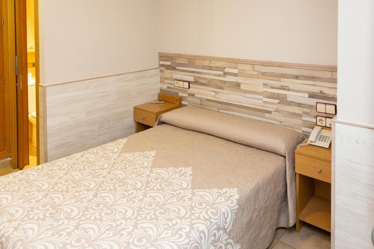 Hostal Viky Madrid Exteriör bild