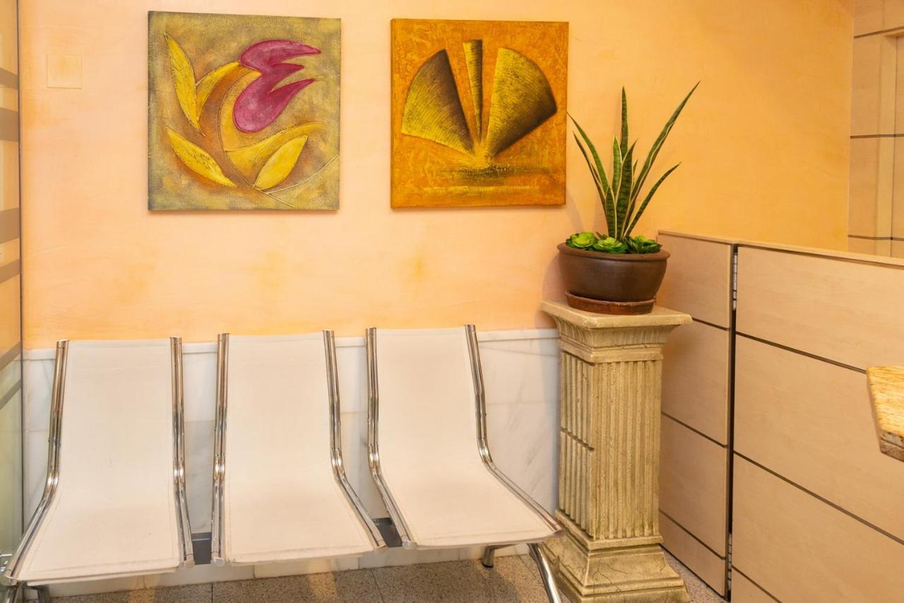 Hostal Viky Madrid Exteriör bild