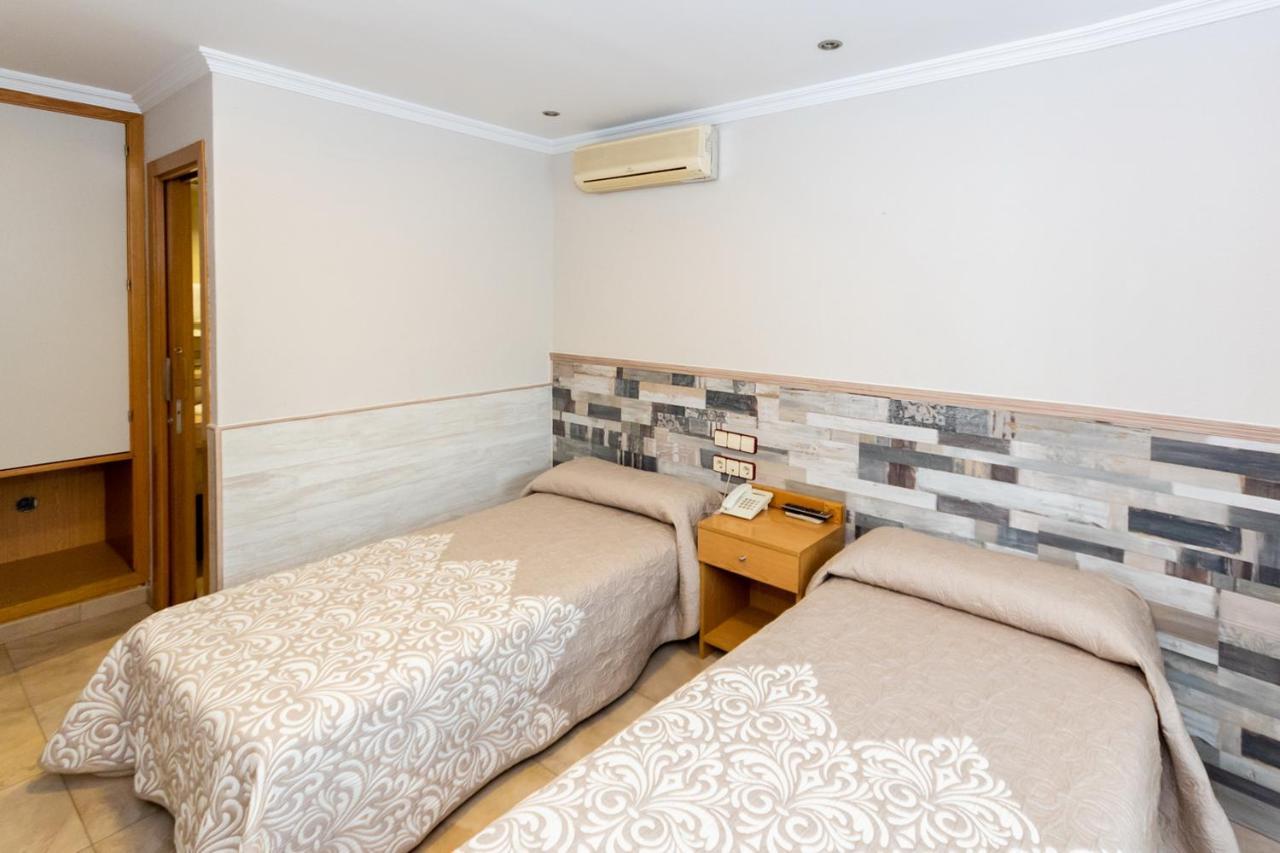 Hostal Viky Madrid Exteriör bild